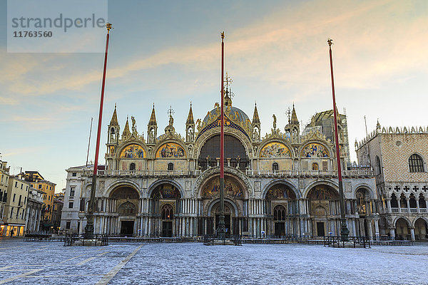 Basilika und Markusplatz in der Morgendämmerung nach nächtlichem Schneefall  Venedig  UNESCO-Weltkulturerbe  Venetien  Italien  Europa