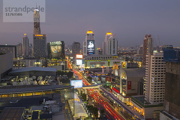 Blick von oben auf die Skyline der Stadt  Bangkok  Thailand  Südostasien  Asien