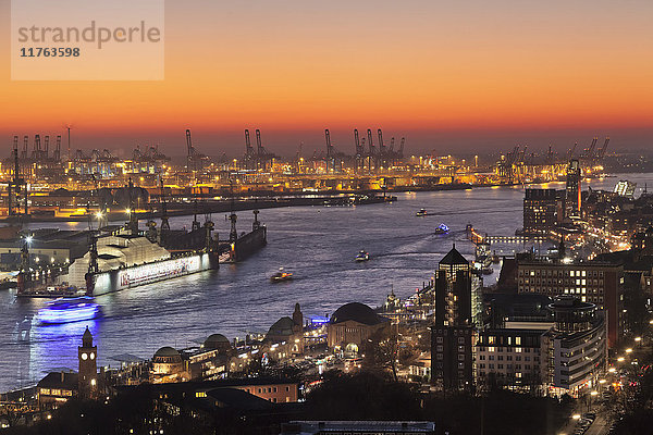 Blick über den Stadtteil St. Pauli und die St. Pauli Landungsbrücken über den Hafen bei Sonnenuntergang  Hamburg  Hansestadt  Deutschland  Europa