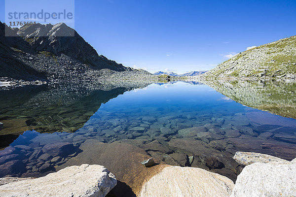 Blauer Himmel und felsige Gipfel spiegeln sich im blauen Lago Nero  Chiavenna-Tal  Valtellina  Lombardei  Italien  Europa