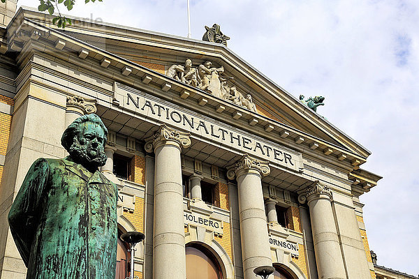 Ibsen-Statue vor dem Nationaltheater  Oslo  Norwegen  Skandinavien  Europa