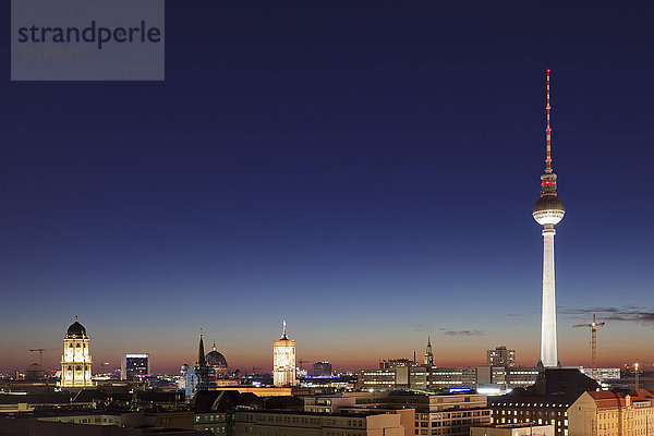 Berlin Mitte mit Berliner Fernsehturm und Rotes Rathaus  Berlin  Deutschland  Europa