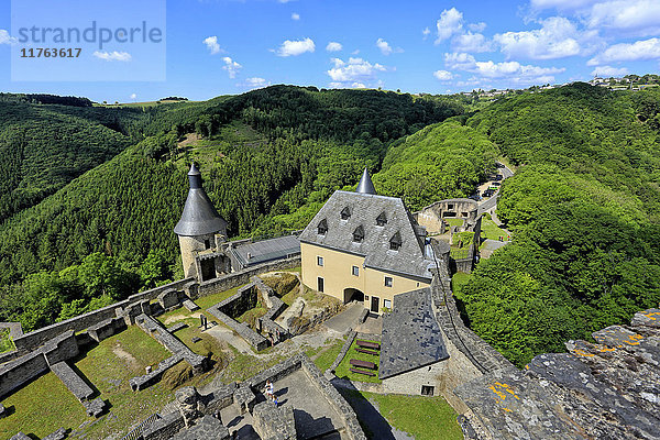 Schloss Bourscheid im Tal der Sauer  Kanton Diekirch  Großherzogtum Luxemburg  Europa