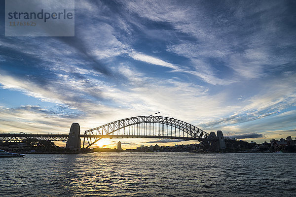Hafenbrücke von Sydney bei Sonnenuntergang  Sydney  New South Wales  Australien  Pazifik