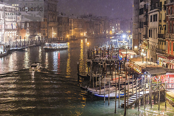 Canal Grande von der Rialto-Brücke bei seltenem Schneefall an einem Winterabend  Venedig  UNESCO-Weltkulturerbe  Venetien  Italien  Europa