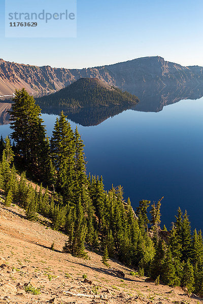 Wizard Island und das stille Wasser des Crater Lake  des tiefsten Sees in den USA  Teil der Cascade Range  Oregon  Vereinigte Staaten von Amerika  Nordamerika