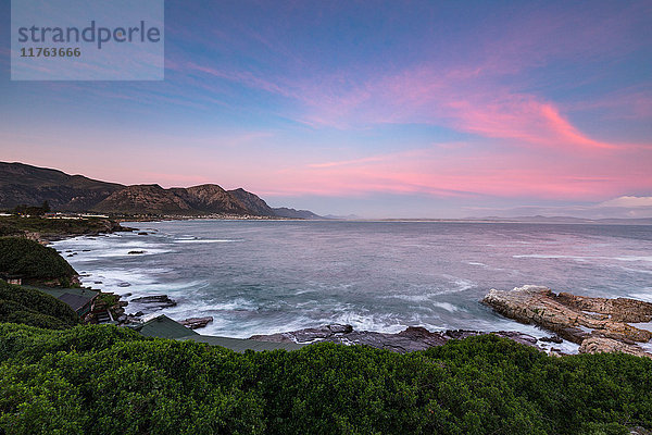 Sonnenuntergang über der Walker Bay in Hermanus  Westkap  Südafrika  Afrika