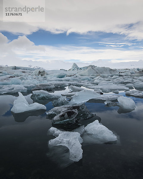 Schwimmende Eisberge in der Gletscherlagune Jokulsarlon  Island  Polarregionen