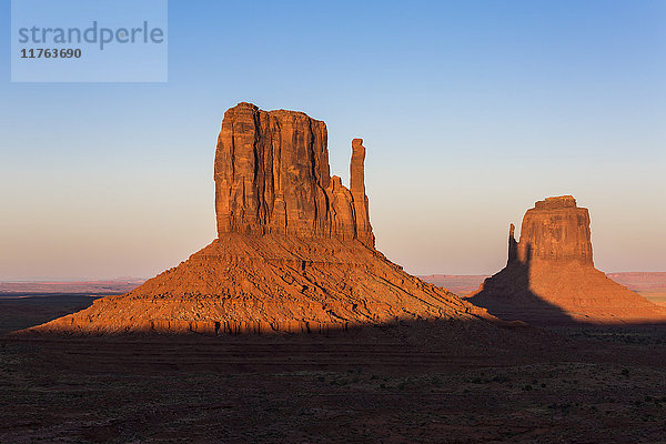 Monument Valley bei Sonnenuntergang  Navajo Tribal Park  Arizona  Vereinigte Staaten von Amerika  Nordamerika