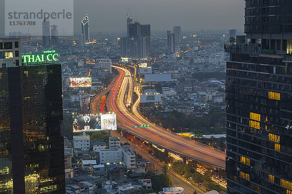 Blick von oben auf die Skyline der Stadt  Bangkok  Thailand  Südostasien  Asien