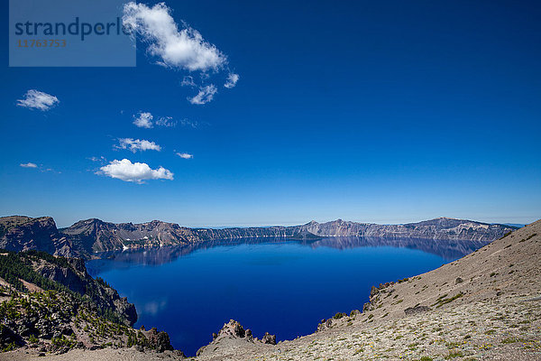 Das stille Wasser des Crater Lake  des tiefsten Sees in den USA  Teil der Cascade Range  Oregon  Vereinigte Staaten von Amerika  Nordamerika