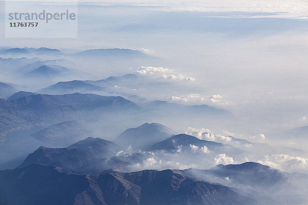 Luftaufnahme des Profils der von Nebel umgebenen Berggipfel  Orobie Alpen  Lombardei  Italien  Europa