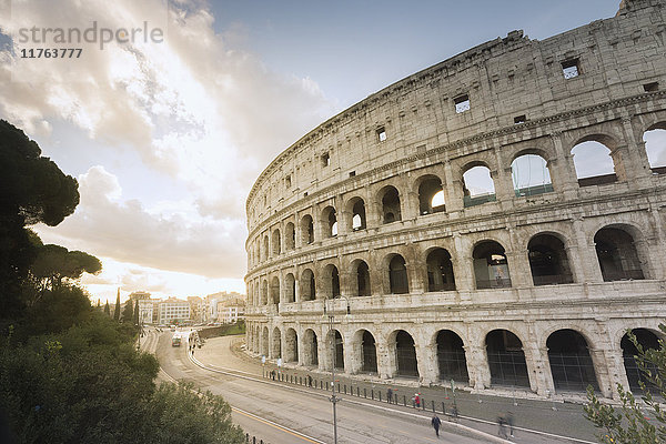 Die Lichter des Sonnenaufgangs umrahmen das antike Kolosseum (Flavisches Amphitheater)  UNESCO-Weltkulturerbe  Rom  Latium  Italien  Europa