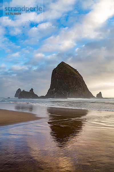 Haystack Rock spiegelt sich an der Küste von Cannon Beach an der pazifischen Nordwestküste  Oregon  Vereinigte Staaten von Amerika  Nordamerika