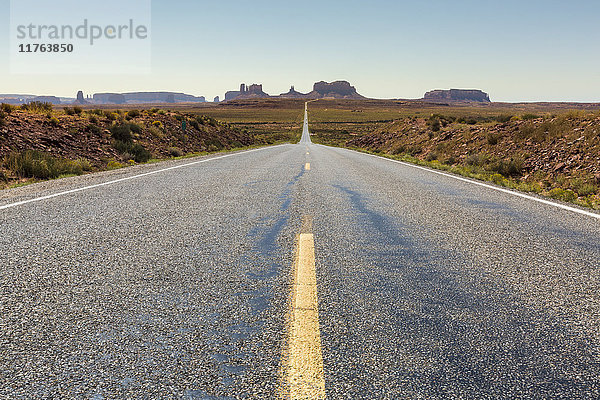 Die Straße zum Monument Valley  Navajo Tribal Park  Arizona  Vereinigte Staaten von Amerika  Nordamerika
