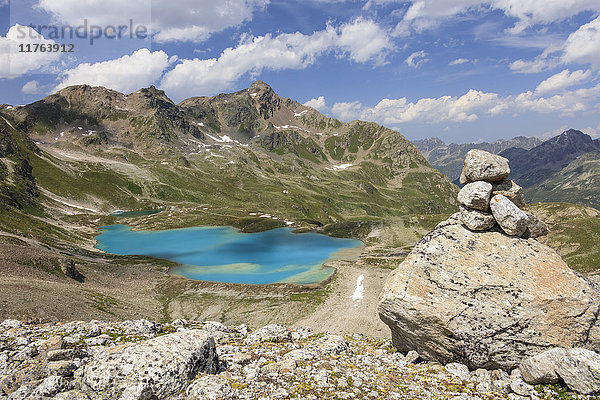 Wolken und Sonne auf türkisfarbenen Seen umrahmt von felsigen Gipfeln  Joriseen  Jorifless Pass  Kanton Graubünden  Engadin  Schweiz  Europa