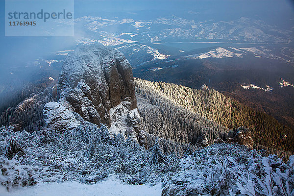 Neblige Winterlandschaft im Ceahlaul-Massiv  Rumänien  Europa