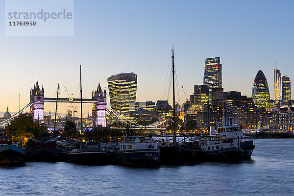 Blick auf das Finanzviertel der Londoner City  Tower Bridge und die Themse  London  England  Vereinigtes Königreich  Europa