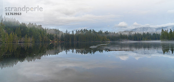Nebel über dem Garden Bay Lake mit den Sunshine Coast Mountains im Hintergrund  British Columbia  Kanada  Nordamerika