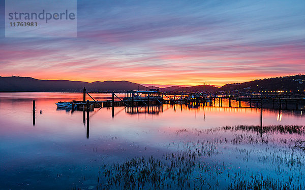 Sonnenuntergang über der Lagune von Knysna  Garden Route  Westkap  Südafrika  Afrika