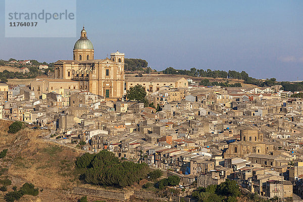 Die alte barocke Altstadt und die Kuppel der Kathedrale von Piazza Armerina  Provinz Enna  Sizilien  Italien  Europa
