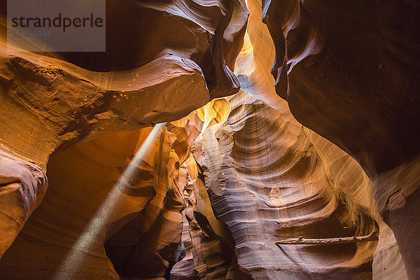Lichtstrahl durch den Upper Antelope Canyon  Navajo Tribal Park  Arizona  Vereinigte Staaten von Amerika  Nordamerika