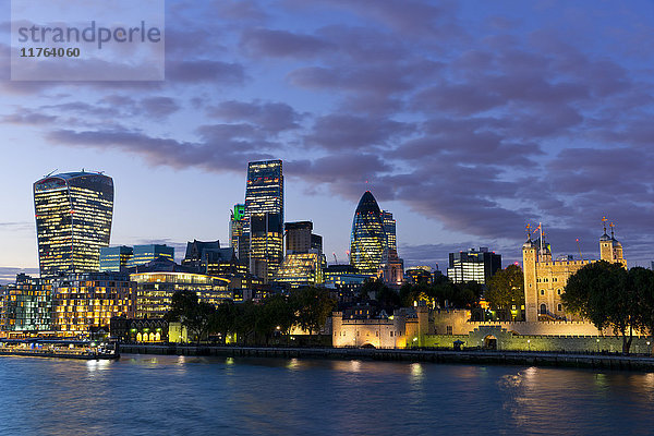 Blick auf das Finanzviertel der City of London und den Tower of London  London  England  Vereinigtes Königreich  Europa
