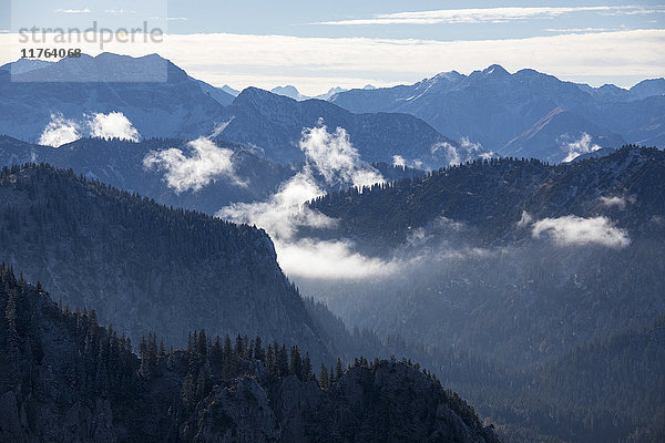 Herbstnebel auf den von Wäldern umgebenen hohen Gipfeln  Füssen  Bayern  Deutschland  Europa