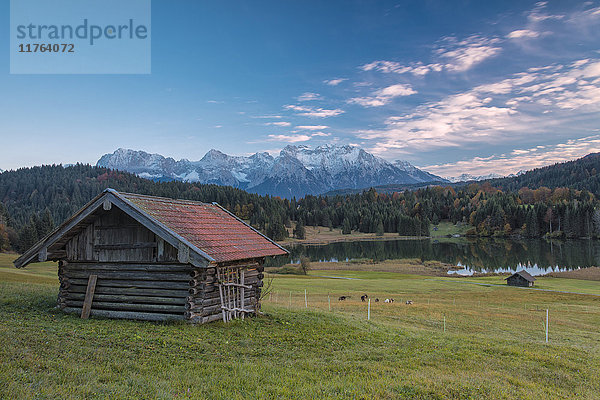 Holzhütte umrahmt den Alpensee  umgeben von den Alpen  Geroldsee  Krun  Garmisch Partenkirchen  Oberbayern  Deutschland  Europa