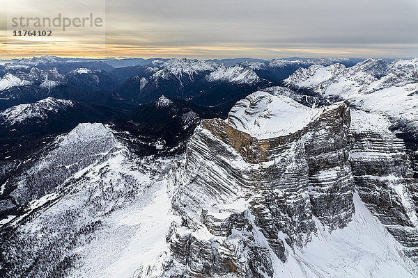 Luftaufnahme der felsigen Gipfel des Monte Pelmo in der Morgendämmerung  Zoldo  Dolomiten  Provinz Belluno  Venetien  Italien  Europa