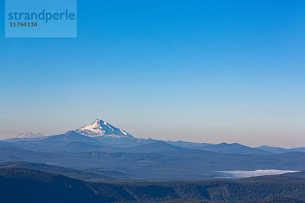 Mount Jefferson und Nebel über dem Trillium Lake  vom Mount Hood aus gesehen  Teil der Cascade Range  Region Pazifischer Nordwesten  Oregon  Vereinigte Staaten von Amerika  Nordamerika