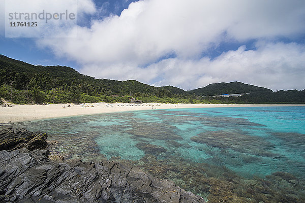 Türkisfarbenes Wasser am Furuzamami-Strand  Insel Zamami  Kerama-Inseln  Okinawa  Japan  Asien