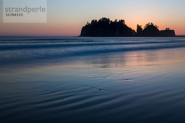 Abenddämmerung über James Island am La Push Beach im Pazifischen Nordwesten  Staat Washington  Vereinigte Staaten von Amerika  Nordamerika
