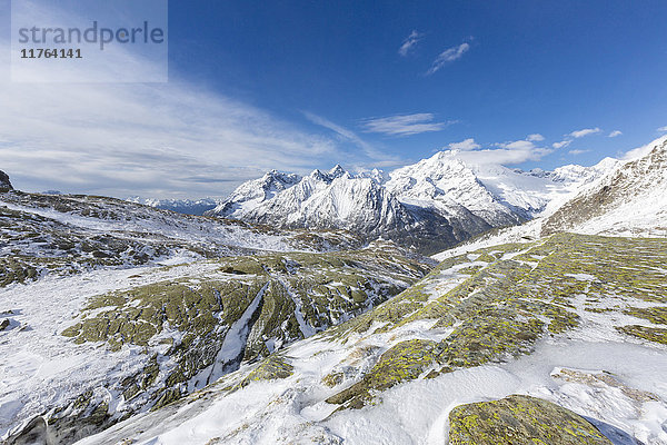 Sonnenschein und Schnee auf der Alpe Fora mit dem Monte Disgrazia im Hintergrund  Malenco Tal  Provinz Sondrio  Valtellina  Lombardei  Italien  Europa