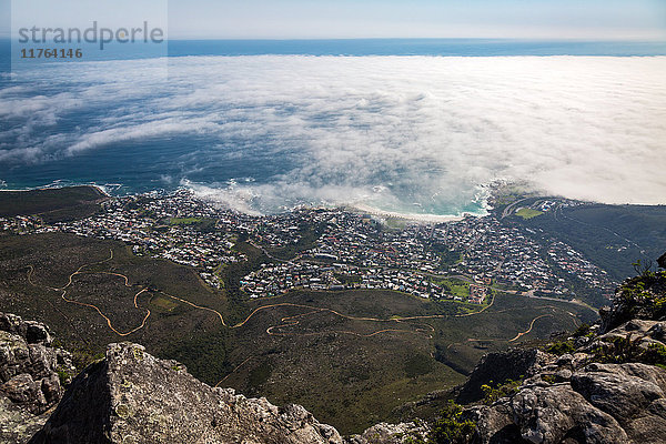 Der Blick vom Tafelberg über die Camps Bay  Kapstadt  Südafrika  Afrika