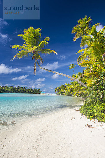Weiße Sandbank im türkisfarbenen Wasser der Aitutaki-Lagune  Rarotonga und die Cookinseln  Südpazifik  Pazifik