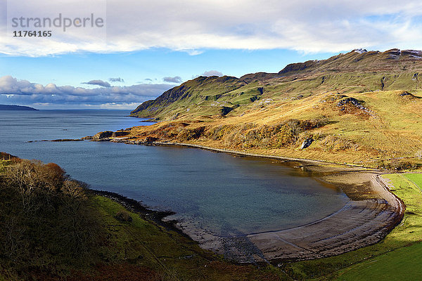 Blick auf die Sandbucht Camas nan Geall Sgeir Fhada entlang der Küste und des Ufers von Loch Sunart  Ardnamurchan-Halbinsel  Highlands  Schottland  Vereinigtes Königreich  Europa