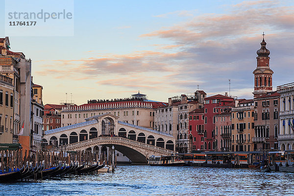 Rialtobrücke am Canal Grande bei Sonnenuntergang im Winter  Venedig  UNESCO-Weltkulturerbe  Venetien  Italien  Europa