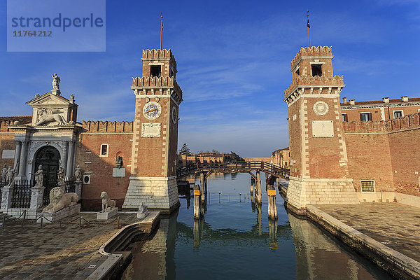 Porta Magna und Eingang zum Arsenale (Marinewerft)  in winterlicher Nachmittagssonne  Castello  Venedig  UNESCO-Weltkulturerbe  Venetien  Italien  Europa