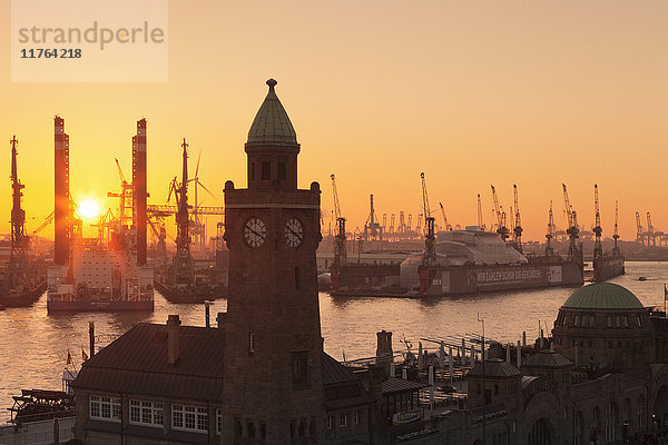 St. Pauli Landungsbrücken gegen Hafen bei Sonnenuntergang  Hamburg  Hansestadt  Deutschland  Europa