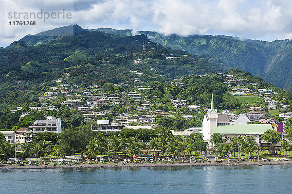 Dramatische Berge  die sich hinter Papeete  Tahiti  Gesellschaftsinseln  Französisch-Polynesien  Pazifik  abzeichnen