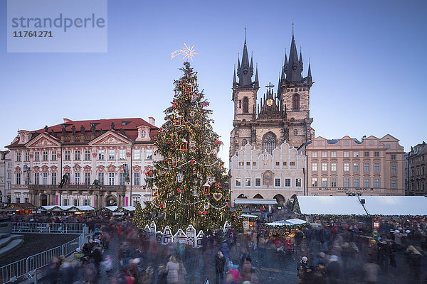 Touristen auf dem Weihnachtsmarkt vor der Veitskathedrale  Altstädter Ring  UNESCO-Weltkulturerbe  Prag  Tschechische Republik  Europa