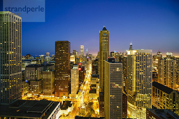 Skyline der Stadt bei Nacht  Chicago  Illinois  Vereinigte Staaten von Amerika  Nordamerika