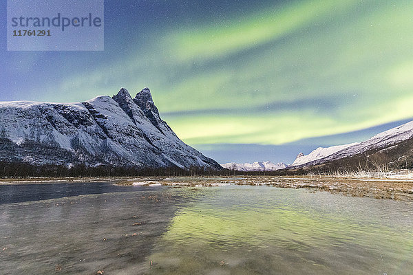 Der schneebedeckte Gipfel des Otertinden und das Nordlicht (Aurora borealis) in der Polarnacht  Oteren  Lyngen Alps  Troms  Norwegen  Skandinavien  Europa