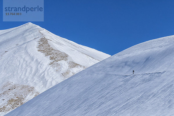 Wanderer auf dem Berg Vettore im Winter  Nationalpark Sibillini  Umbrien  Italien  Europa