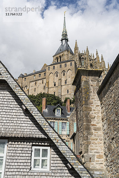 Blick auf die Abtei Mont Saint-Michel von unten  UNESCO-Weltkulturerbe  Mont-Saint-Michel  Normandie  Frankreich  Europa