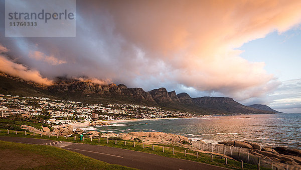 Sonnenuntergang und Wolken über Camps Bay  Tafelberg und den Zwölf Aposteln  Kapstadt  Südafrika  Afrika