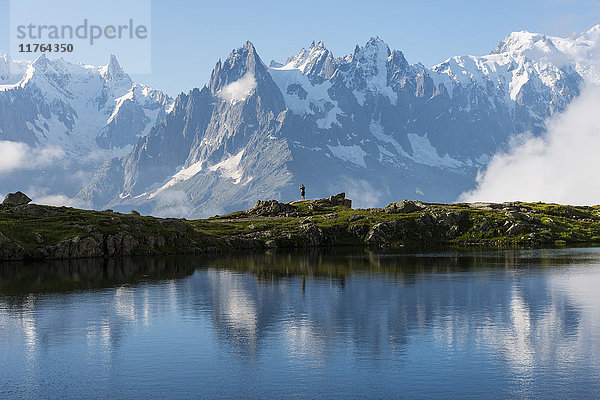 Wanderer spiegeln sich im Cheserys-See  Mont Blanc  Französische Alpen  Frankreich  Europa