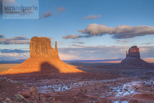 Sonnenuntergang  West Mitten Butte auf der linken Seite und East Mitten Butte auf der rechten Seite  Monument Valley Navajo Tribal Park  Utah  Vereinigte Staaten von Amerika  Nordamerika