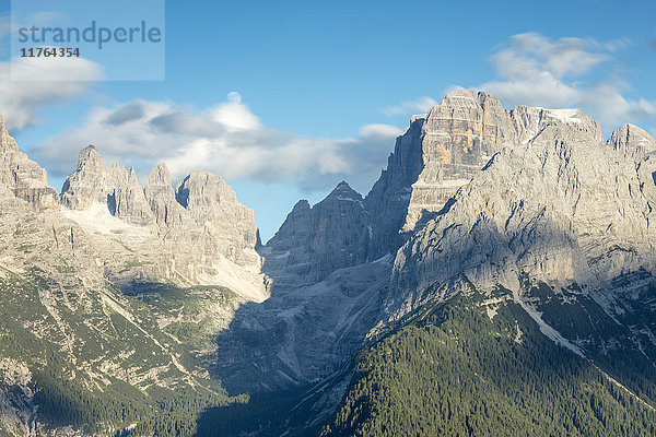 Blick auf die hohen Felsgipfel von der Malga Ritorto  Madonna di Campiglio  Brenta-Dolomiten  Trentino-Südtirol  Italien  Europa